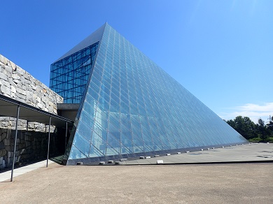 会場となったモエレ沼公園ガラスのピラミッド